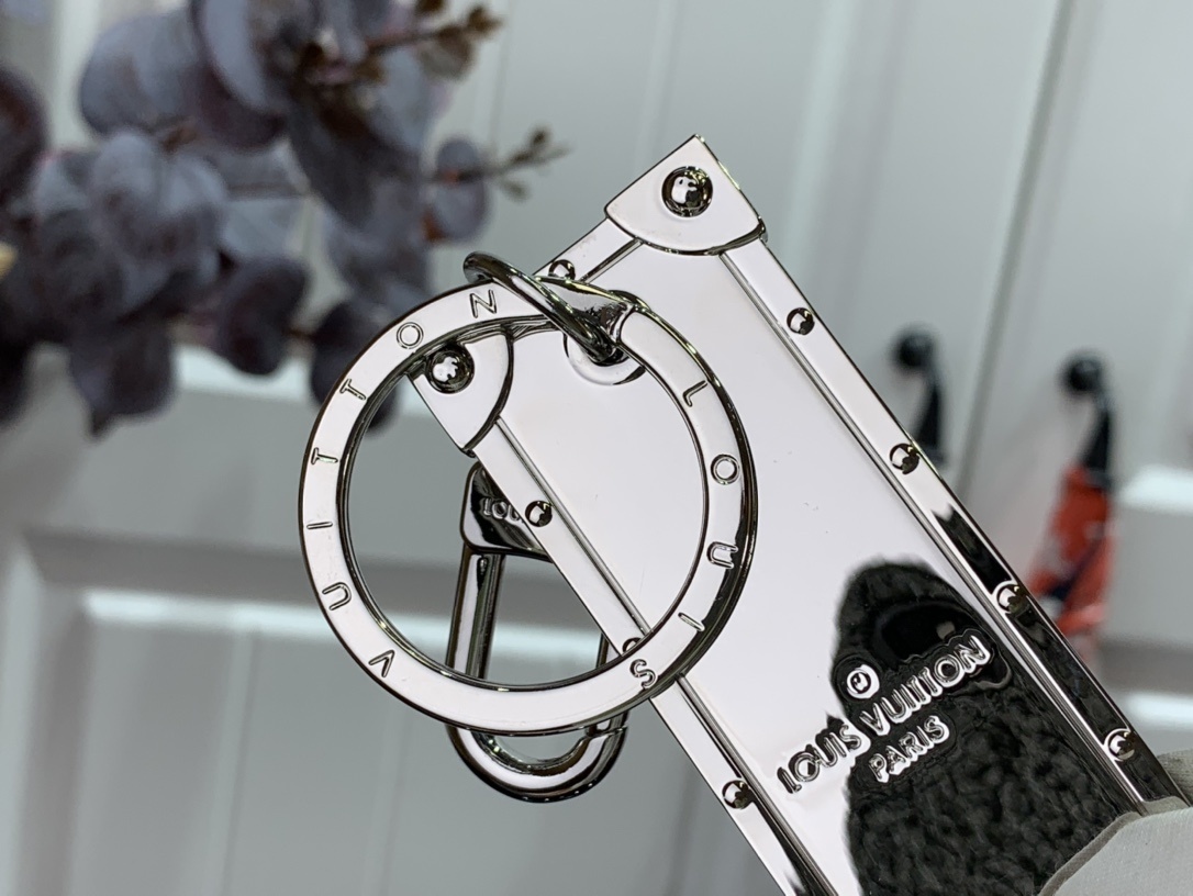 LV KEY HOLDER AND BAG CHARM M68303