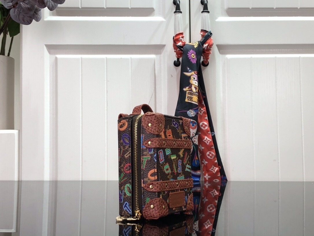 LV KEY HOLDER AND BAG CHARM MP3017