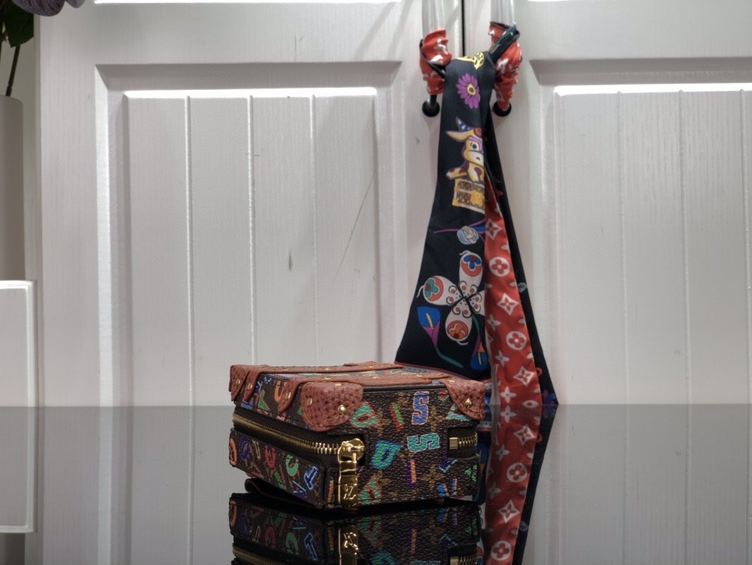 LV KEY HOLDER AND BAG CHARM MP3017