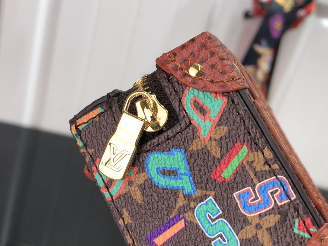 LV KEY HOLDER AND BAG CHARM MP3017