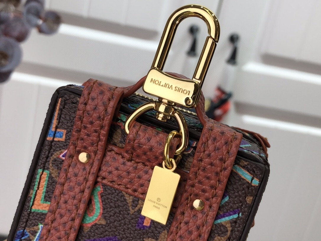 LV KEY HOLDER AND BAG CHARM MP3017
