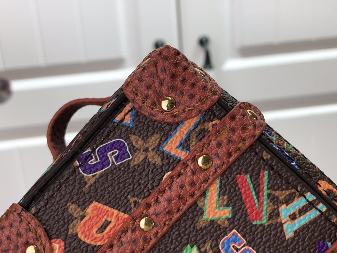 LV KEY HOLDER AND BAG CHARM MP3017