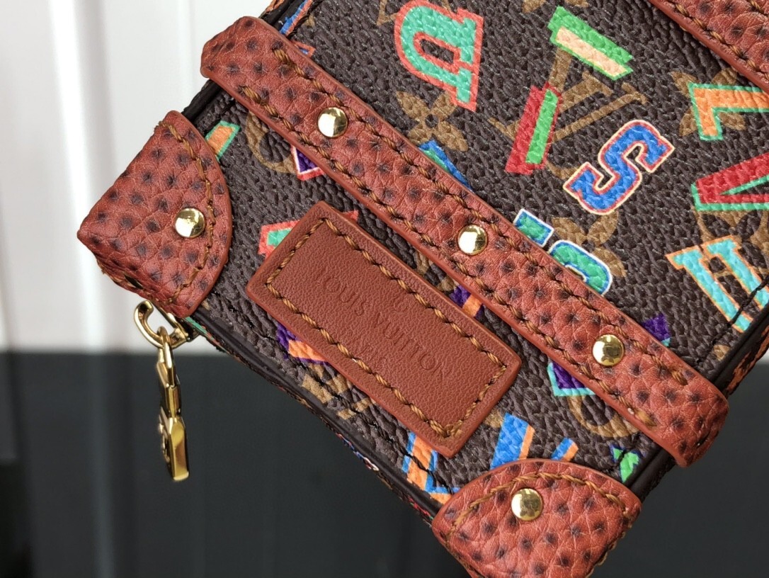 LV KEY HOLDER AND BAG CHARM MP3017