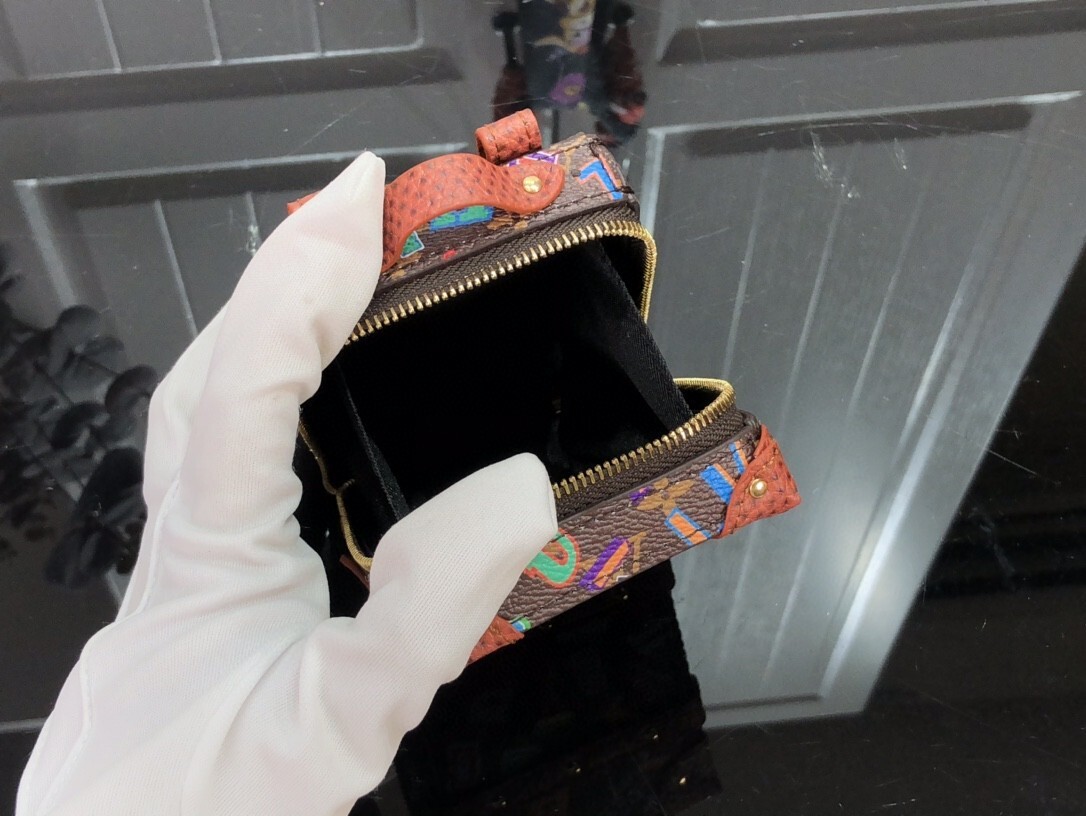 LV KEY HOLDER AND BAG CHARM MP3017