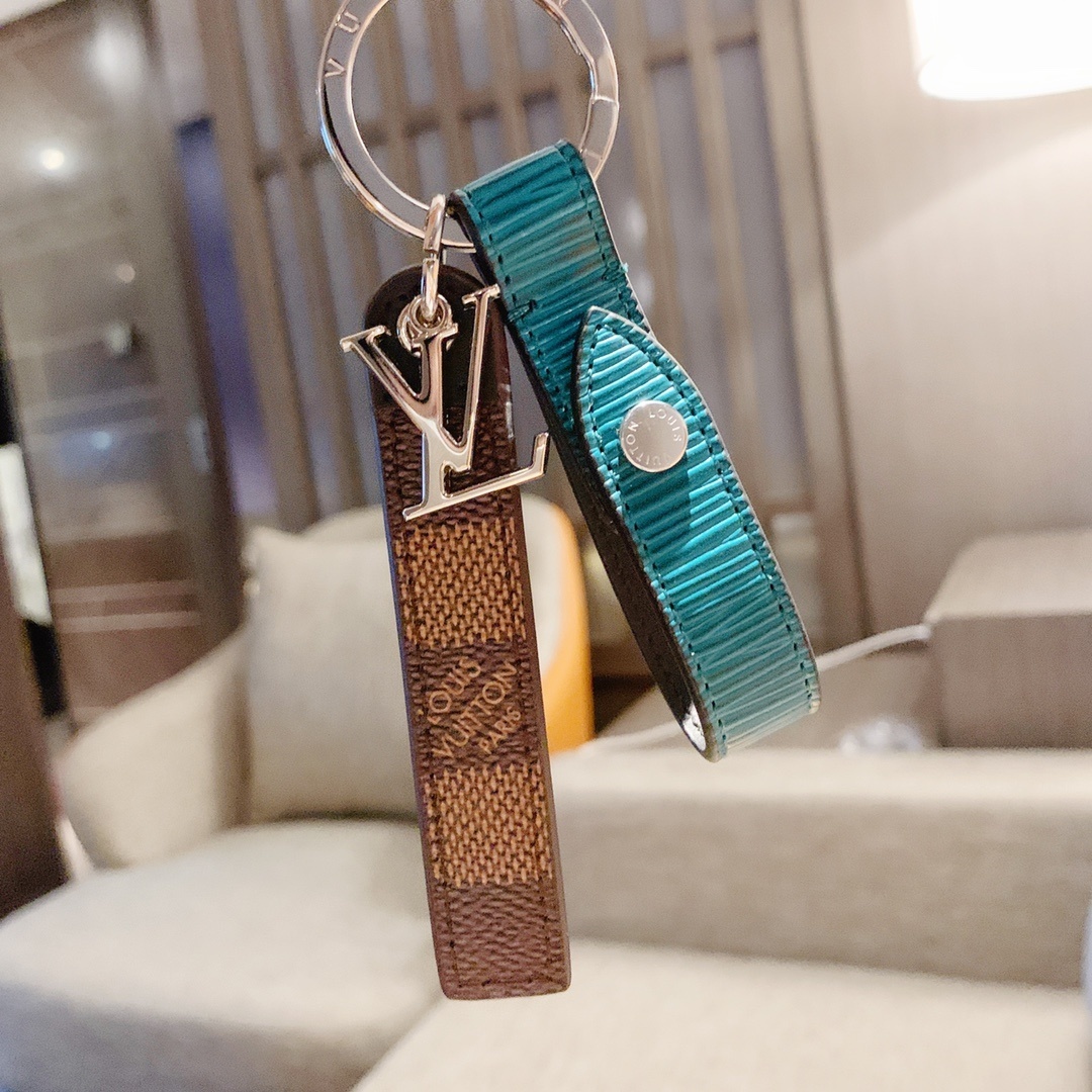 LV KEY HOLDER M68281