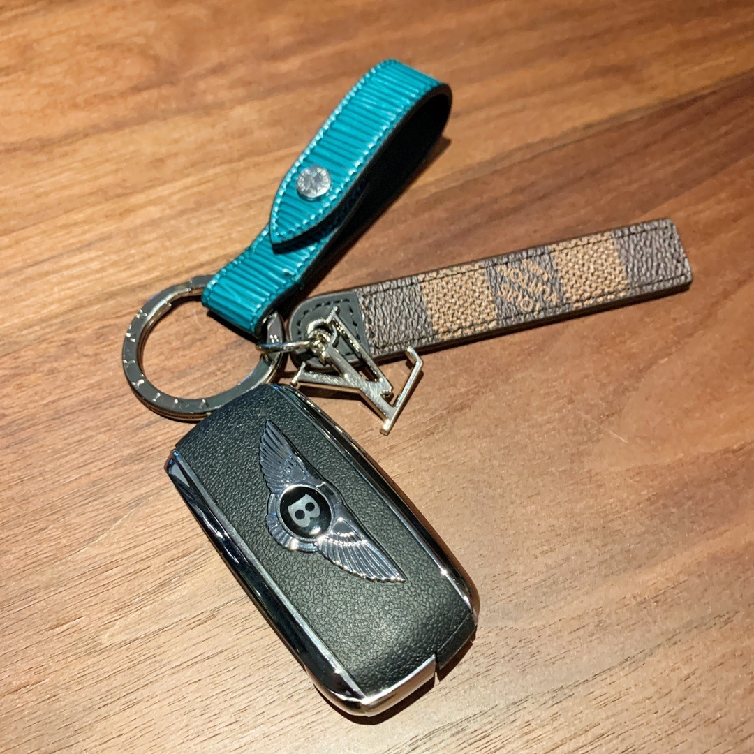 LV KEY HOLDER M68281