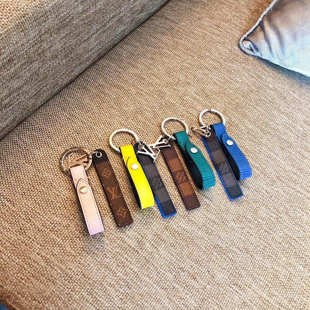 LV KEY HOLDER M68281