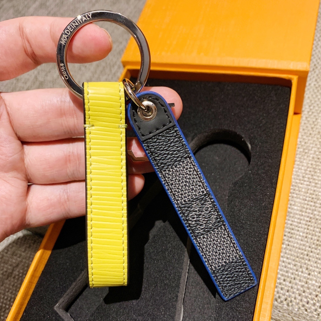 LV KEY HOLDER M68281
