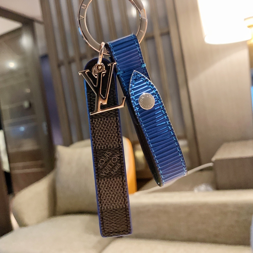 LV KEY HOLDER M68281
