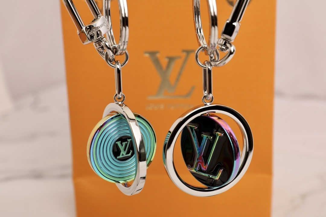 LV KEY HOLDER M69853