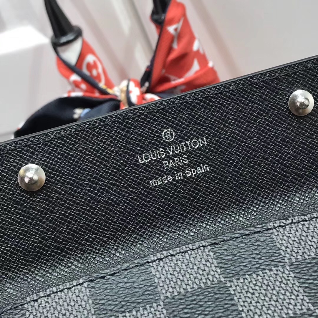 LV KEY POUCH M60029