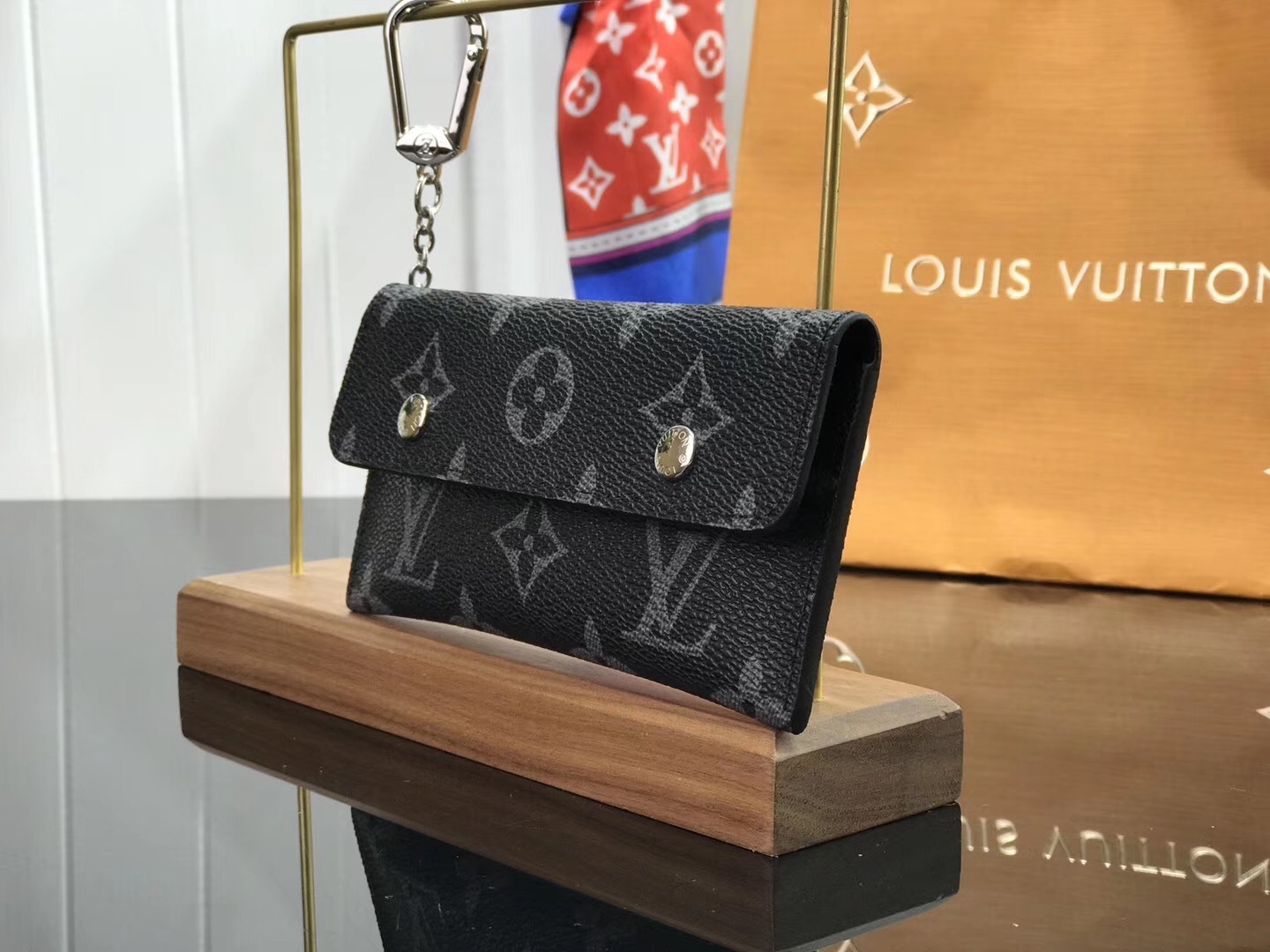 LV KEY POUCH M60029