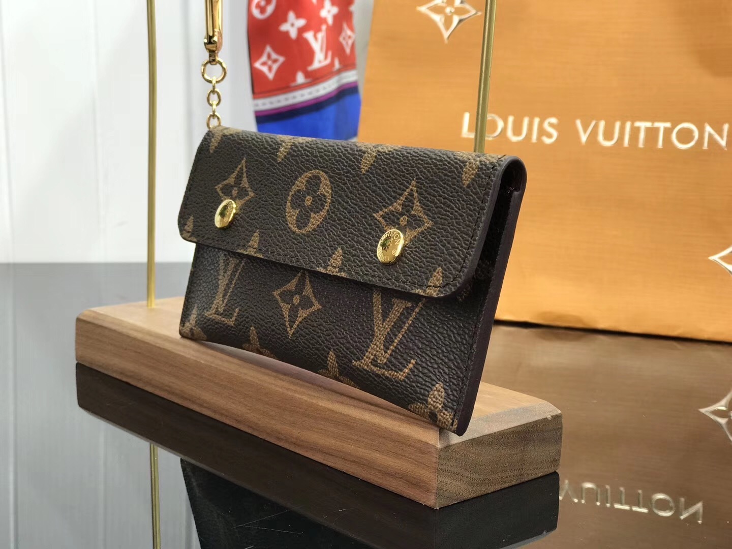 LV KEY POUCH M60029