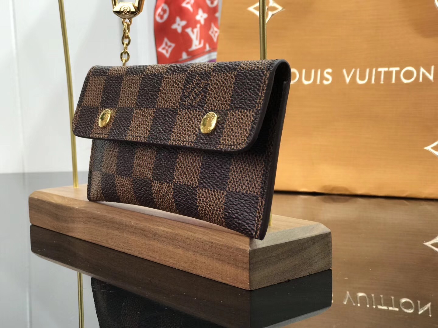 LV KEY POUCH M60029