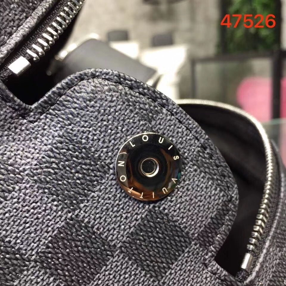 LV KING SIZE TOILETRY BAG M47528