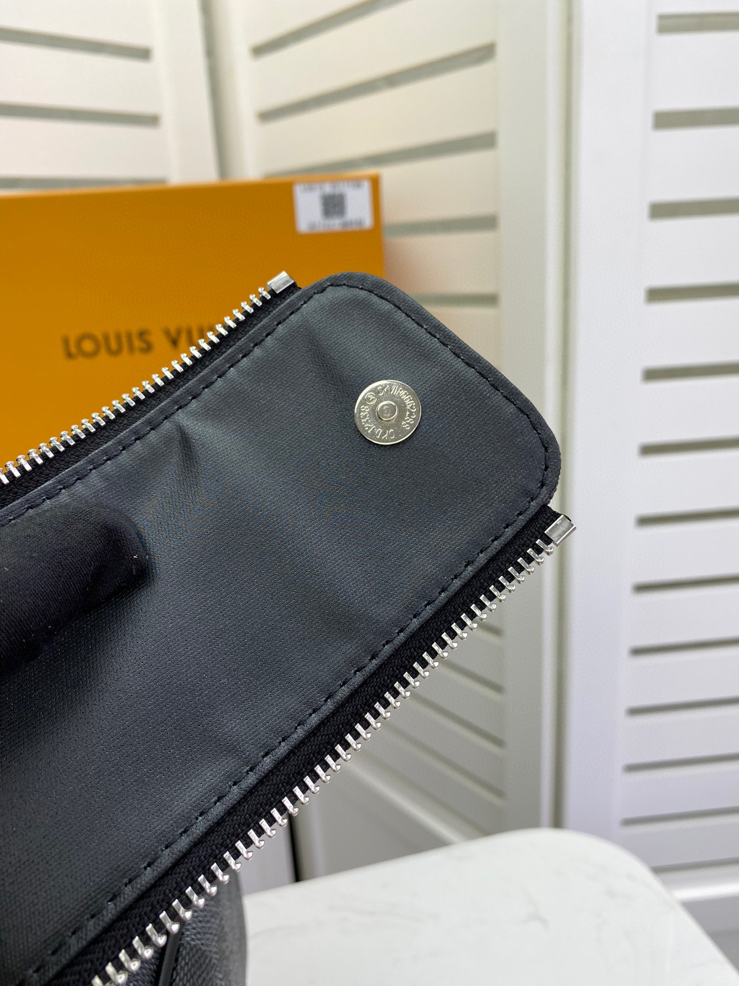 LV KING SIZE TOILETRY BAG M47528A 