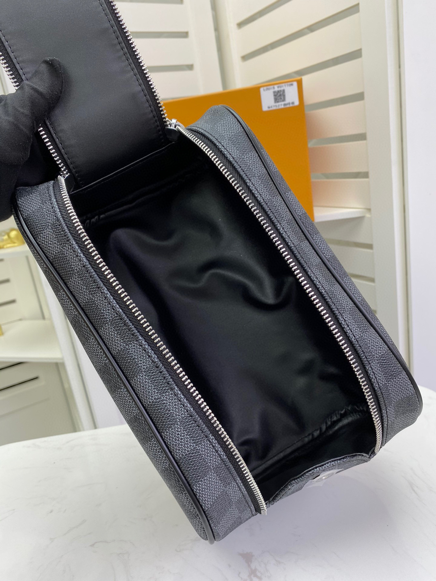 LV KING SIZE TOILETRY BAG M47528A 