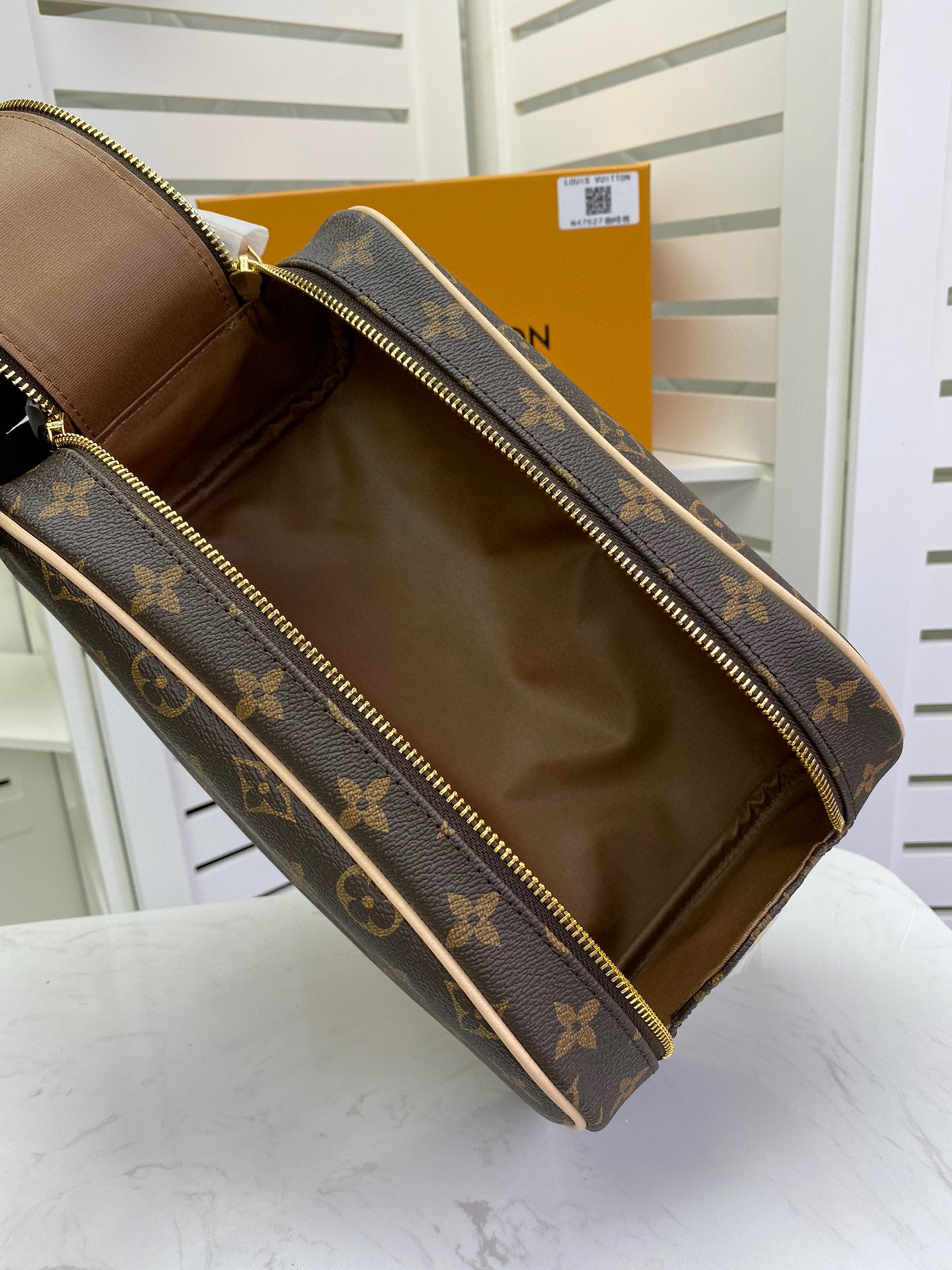 LV KING SIZE TOILETRY BAG M47528A 