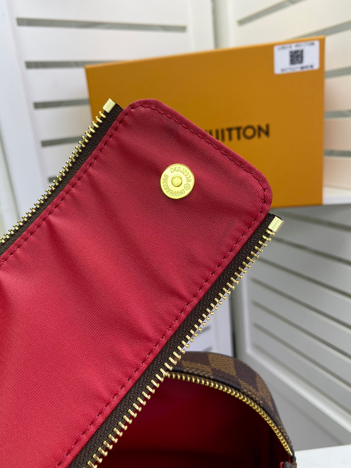 LV KING SIZE TOILETRY BAG M47528A 