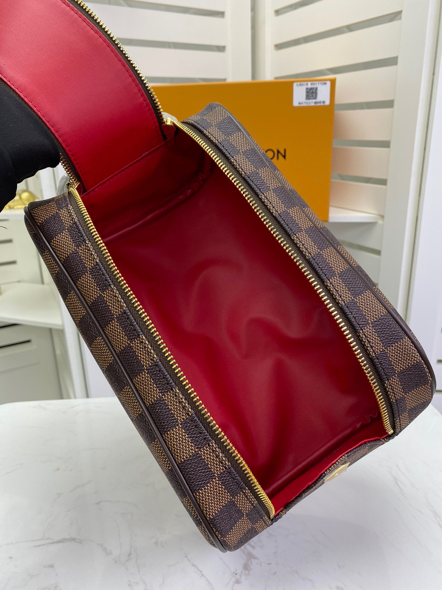 LV KING SIZE TOILETRY BAG M47528A 