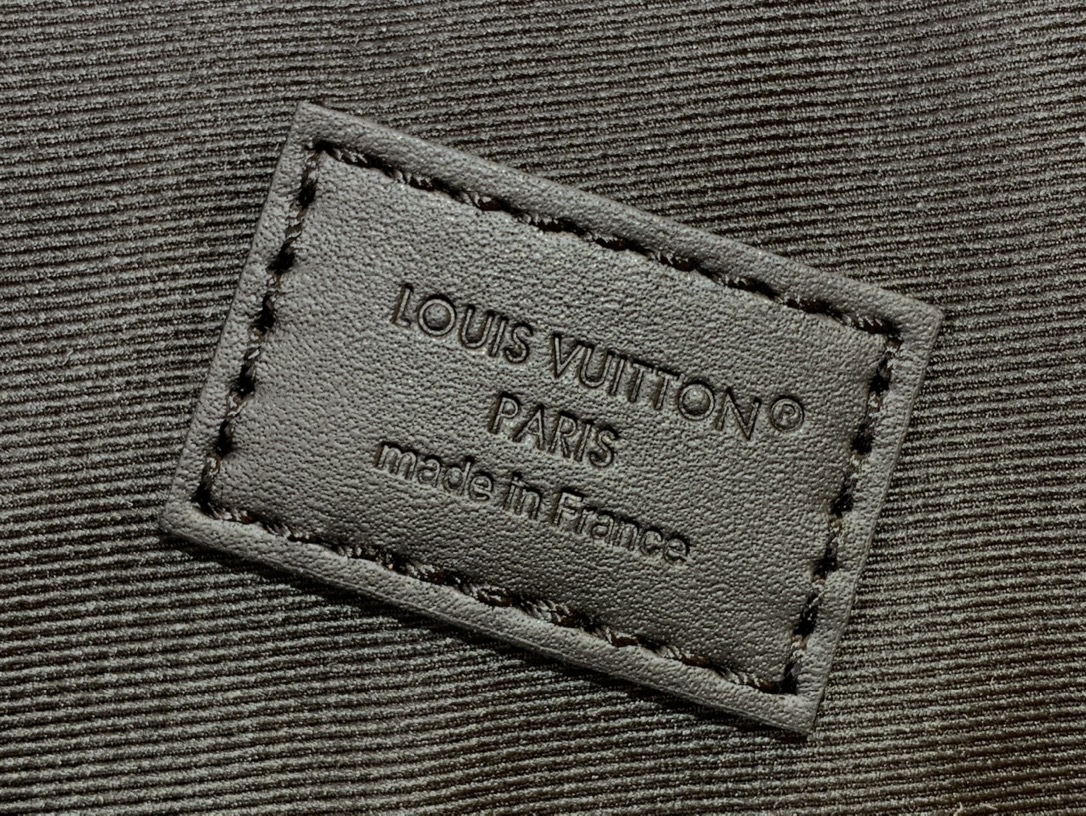 LV Lock It Tote Aer M59158