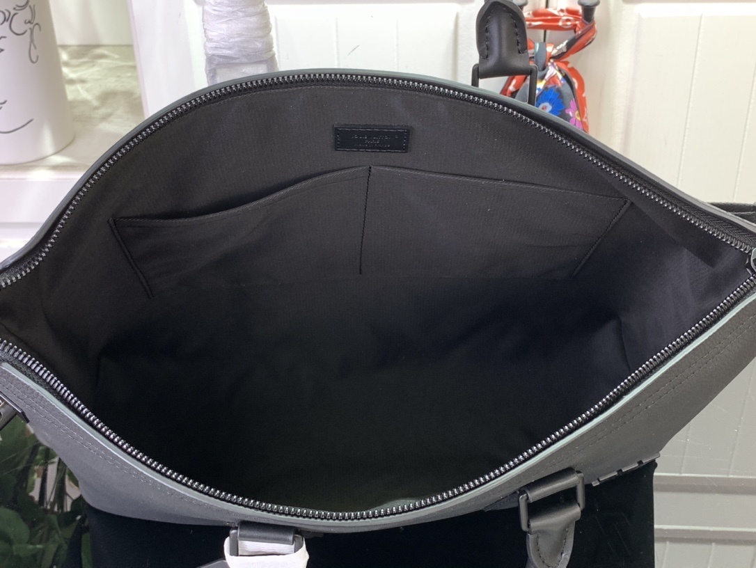 LV Lock It Tote Aer M59158