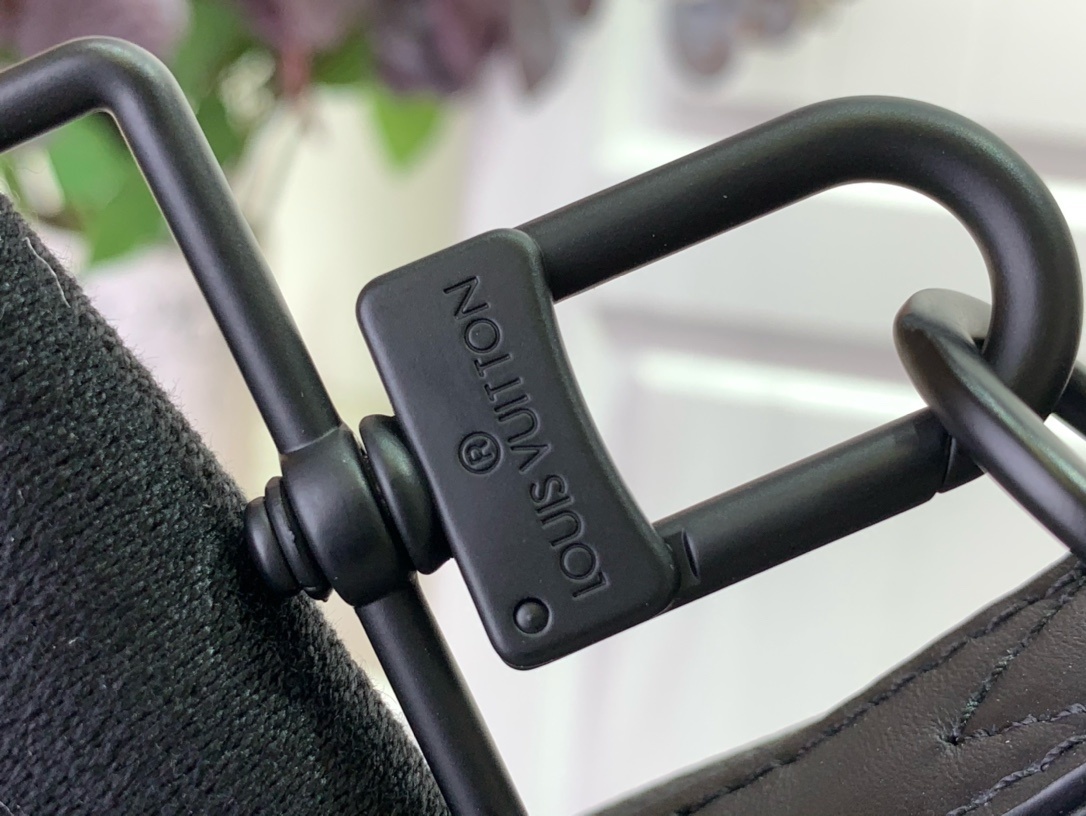 LV Lock It Tote Aer M59158