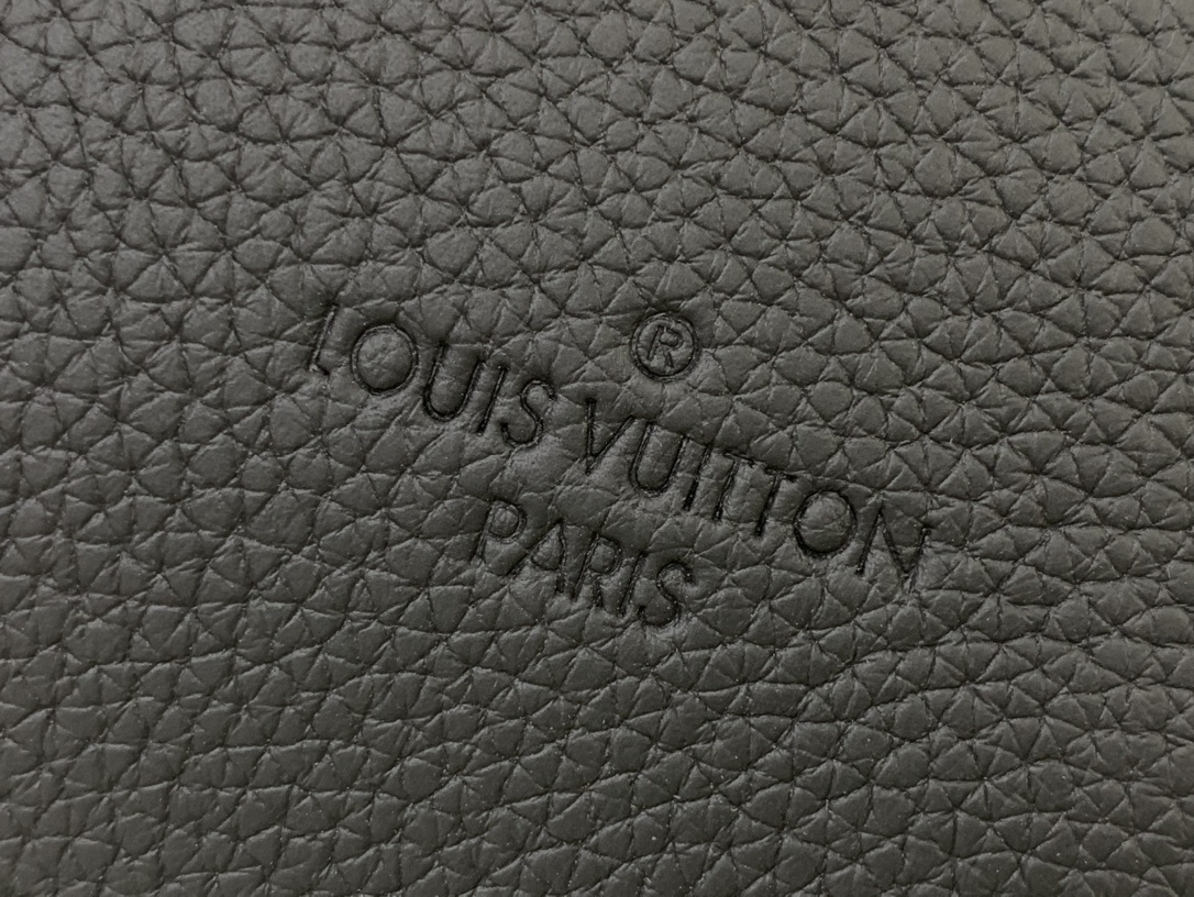 LV Lock It Tote Aer M59158