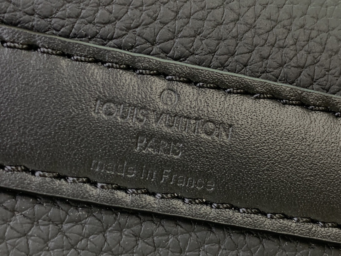 LV Lock It Tote Aer M59158