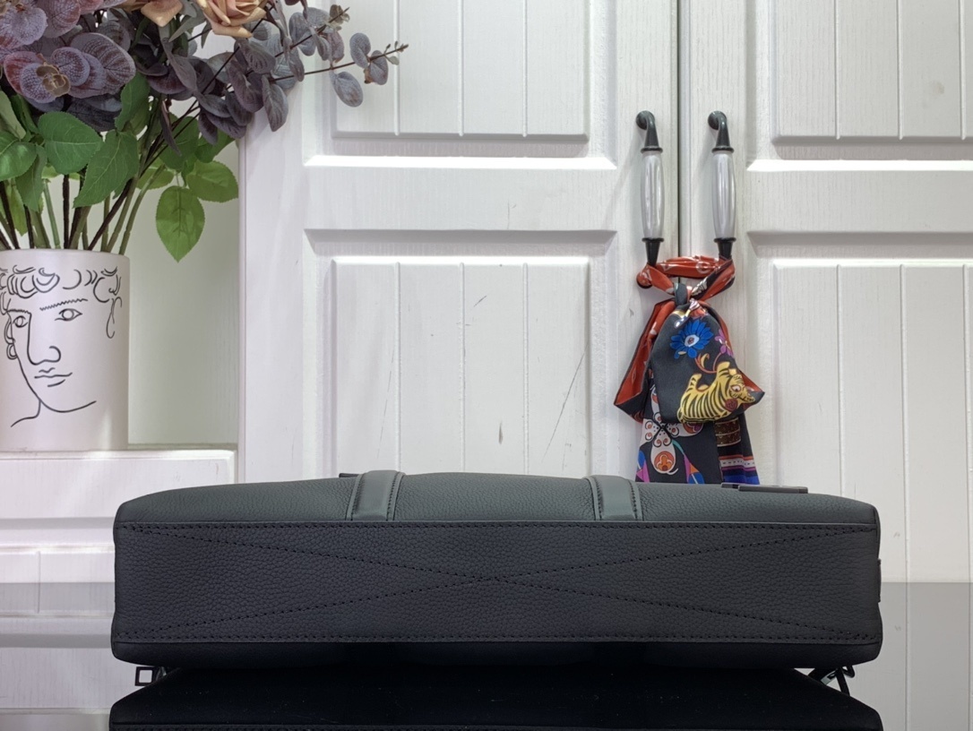 LV Lock It Tote Aer M59158