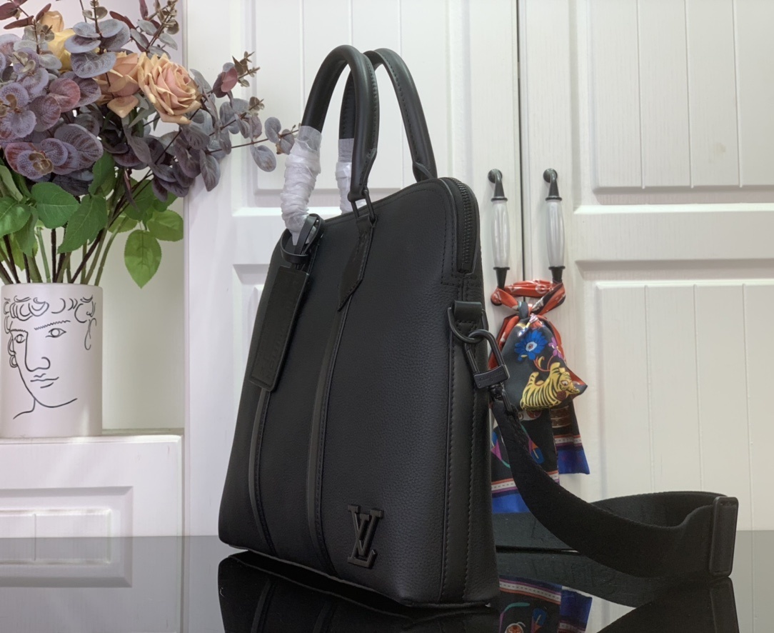 LV Lock It Tote Aer M59158