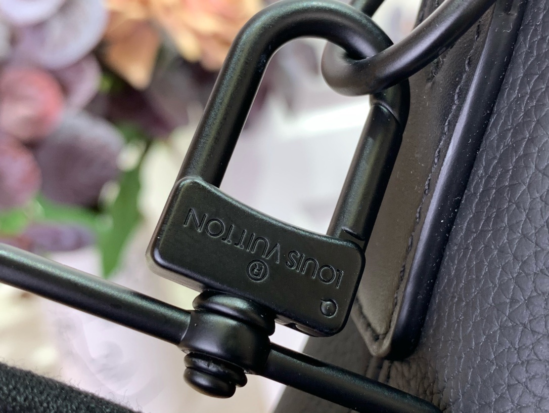 LV Lock It Tote Aer M59158