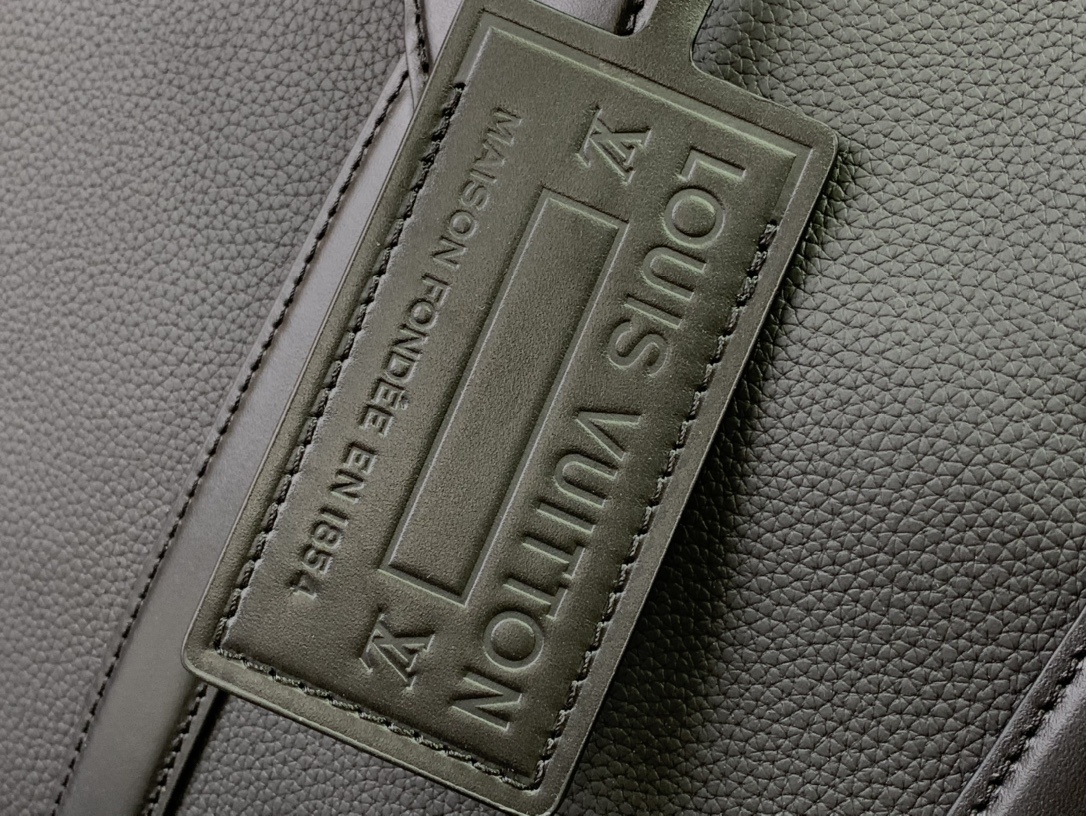 LV Lock It Tote Aer M59158