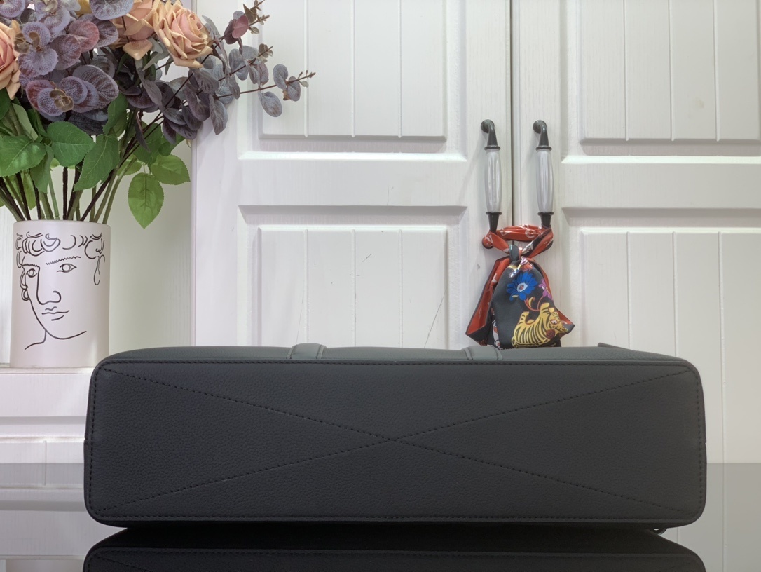 LV Lock It Tote Aer M59158