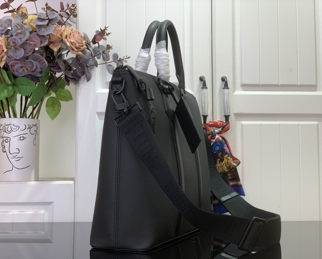 LV Lock It Tote Aer M59158