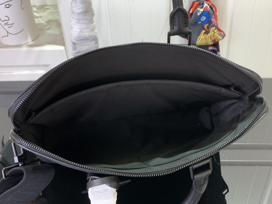 LV Lock It Tote Aer M59158