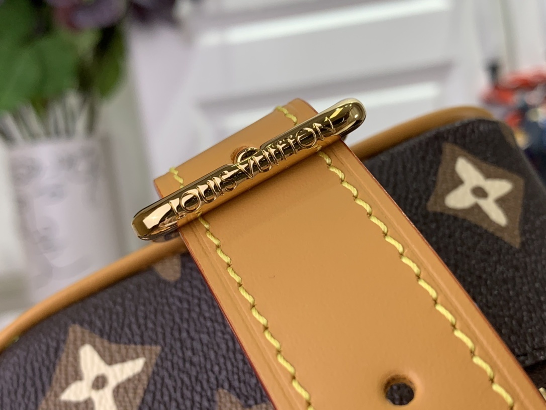 LV Locker Dopp Kit  M47069 