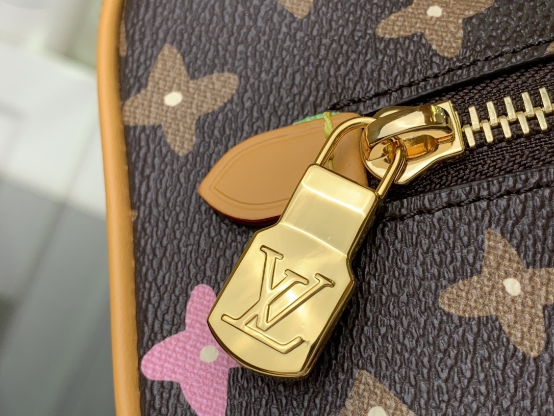 LV Locker Dopp Kit  M47069 