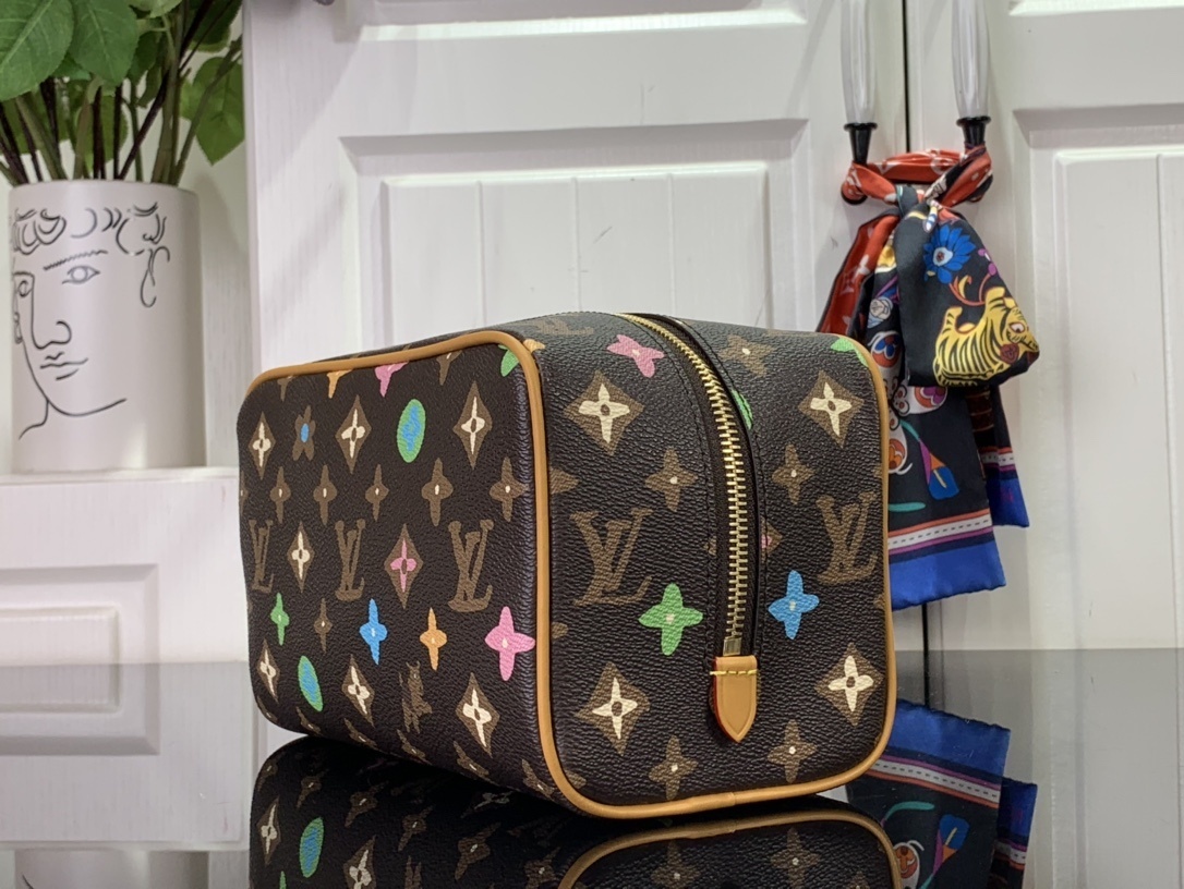 LV Locker Dopp Kit  M47069 