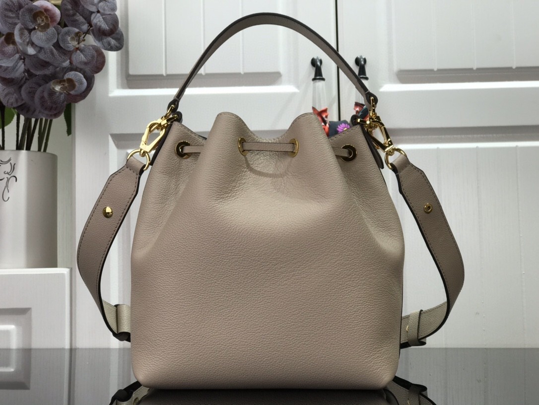 LV LOCKME BUCKET M57687