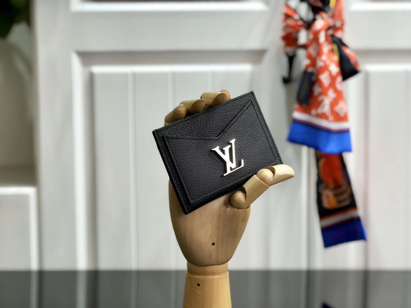 LV LOCKME CARD HOLDER M68556