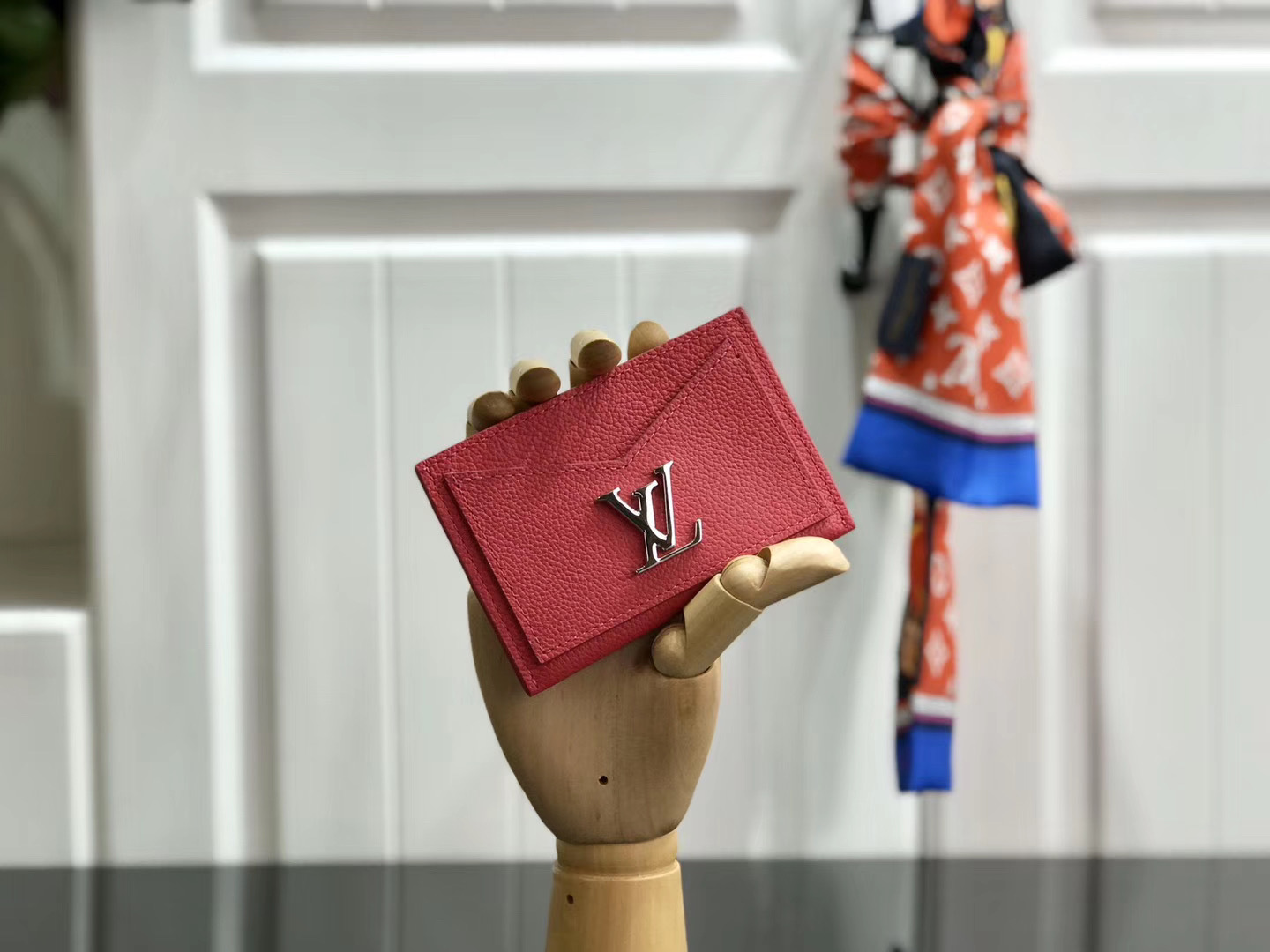 LV LOCKME CARD HOLDER M68556