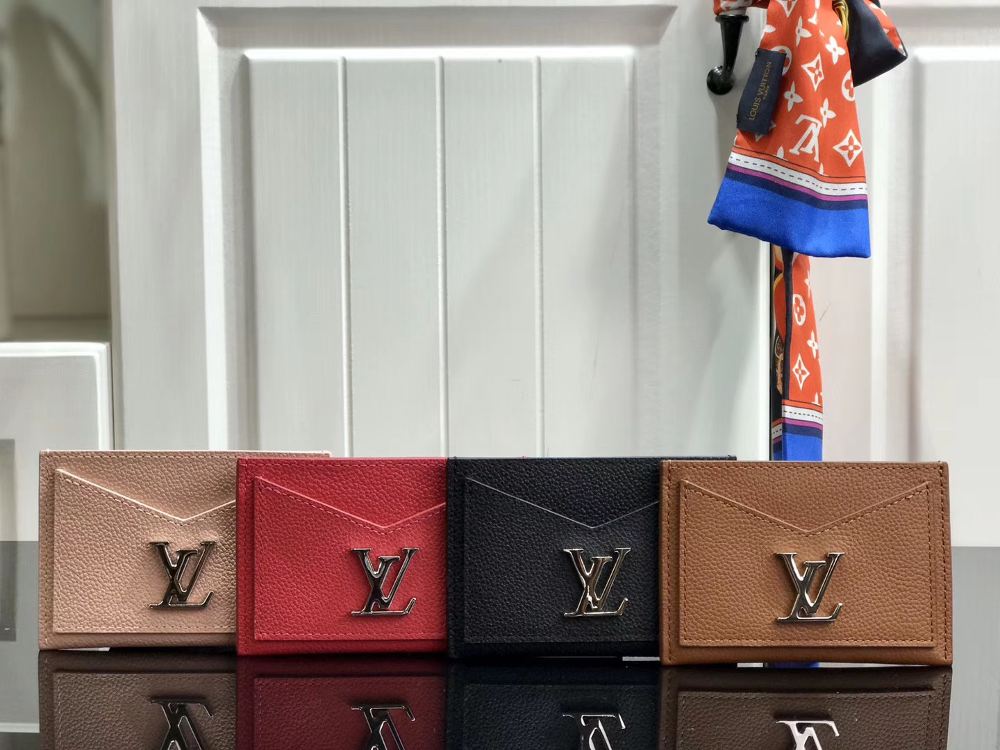 LV LOCKME CARD HOLDER M68556