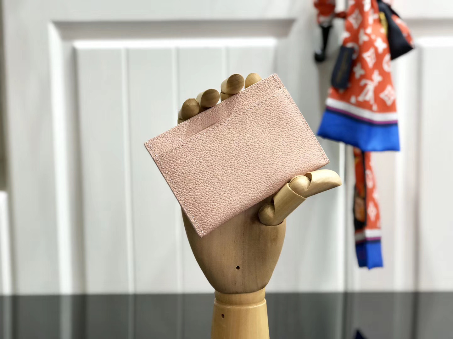 LV LOCKME CARD HOLDER M68556