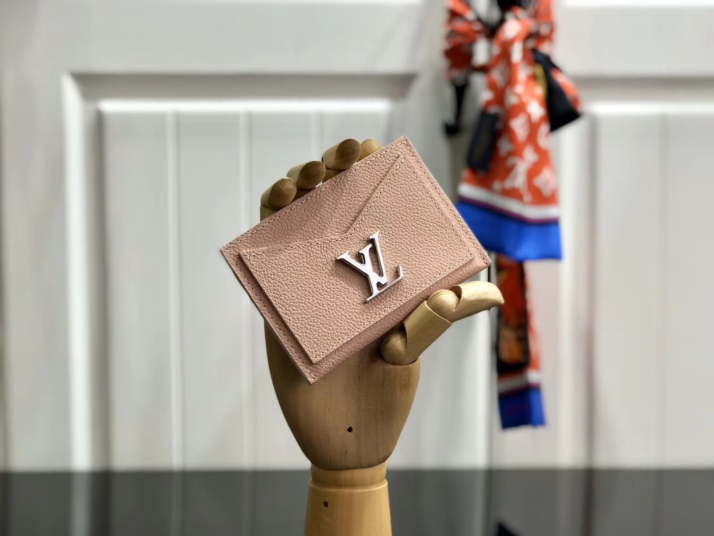 LV LOCKME CARD HOLDER M68556