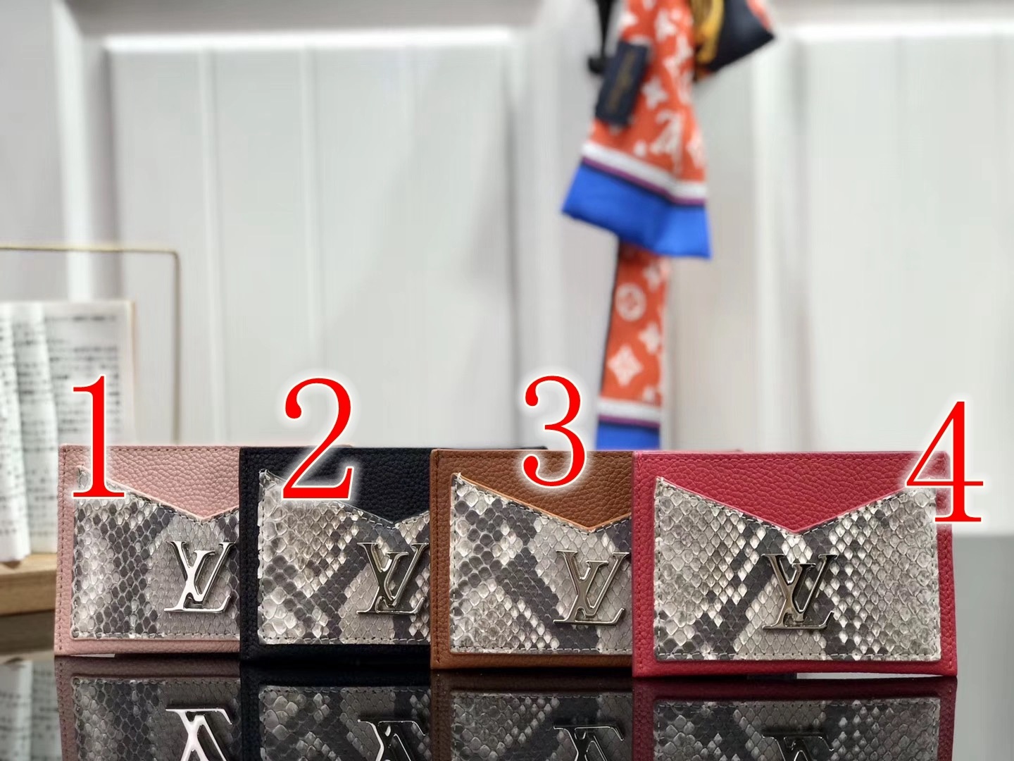 LV LOCKME CARD HOLDER N97001