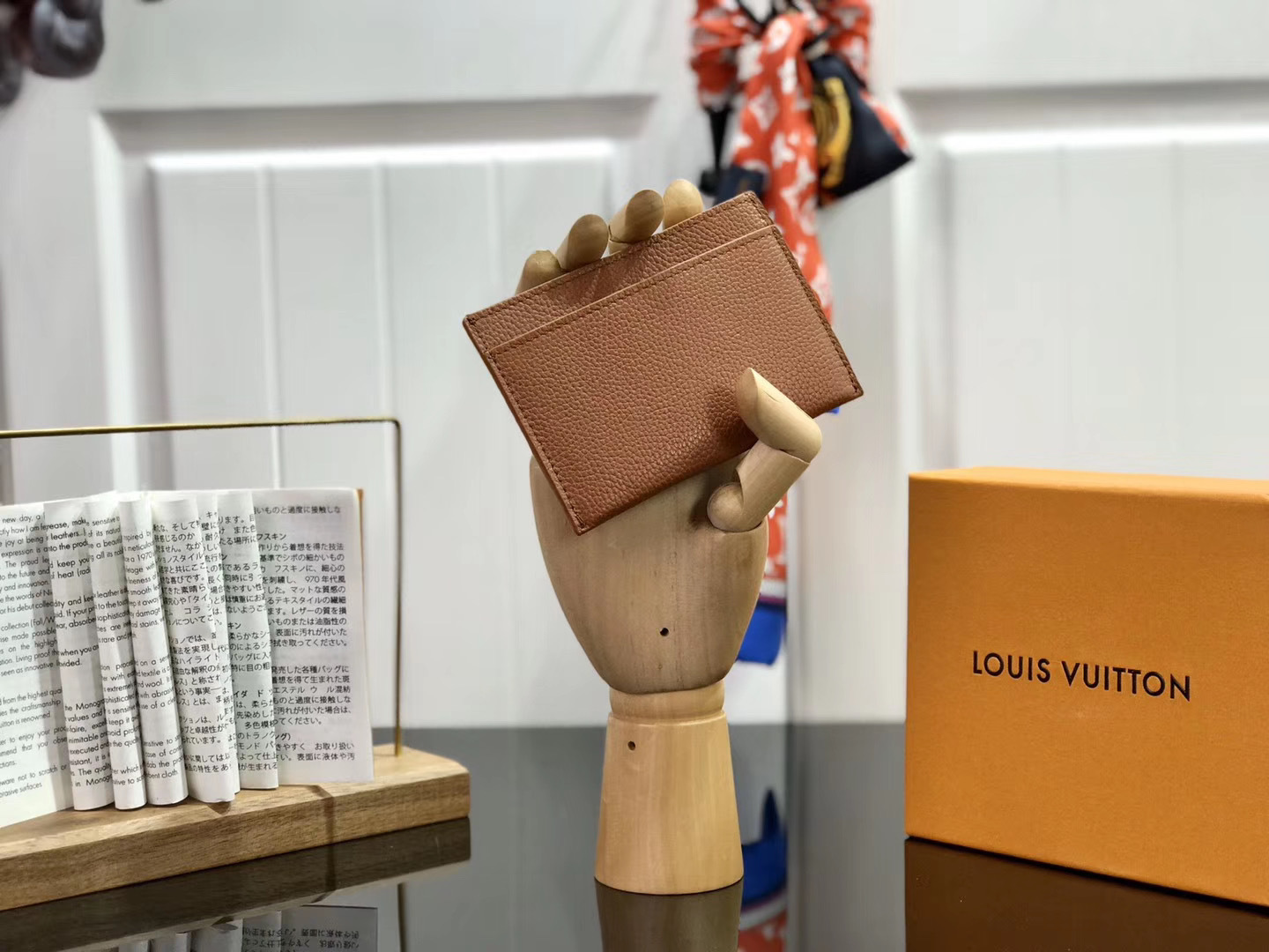 LV LOCKME CARD HOLDER N97001