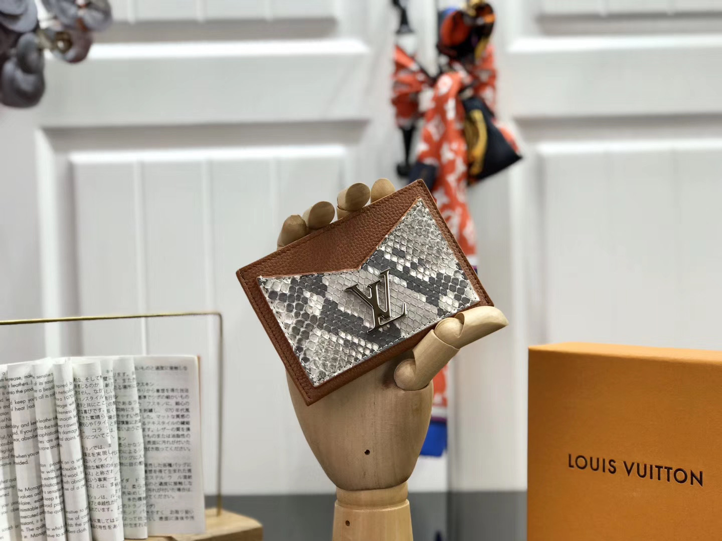 LV LOCKME CARD HOLDER N97001