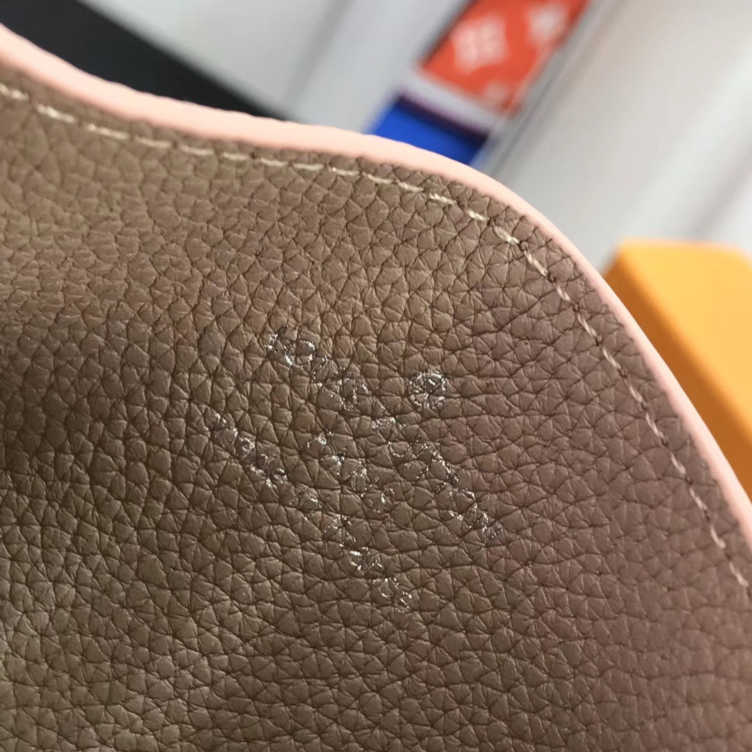 LV LOCKME CARD HOLDER N97001