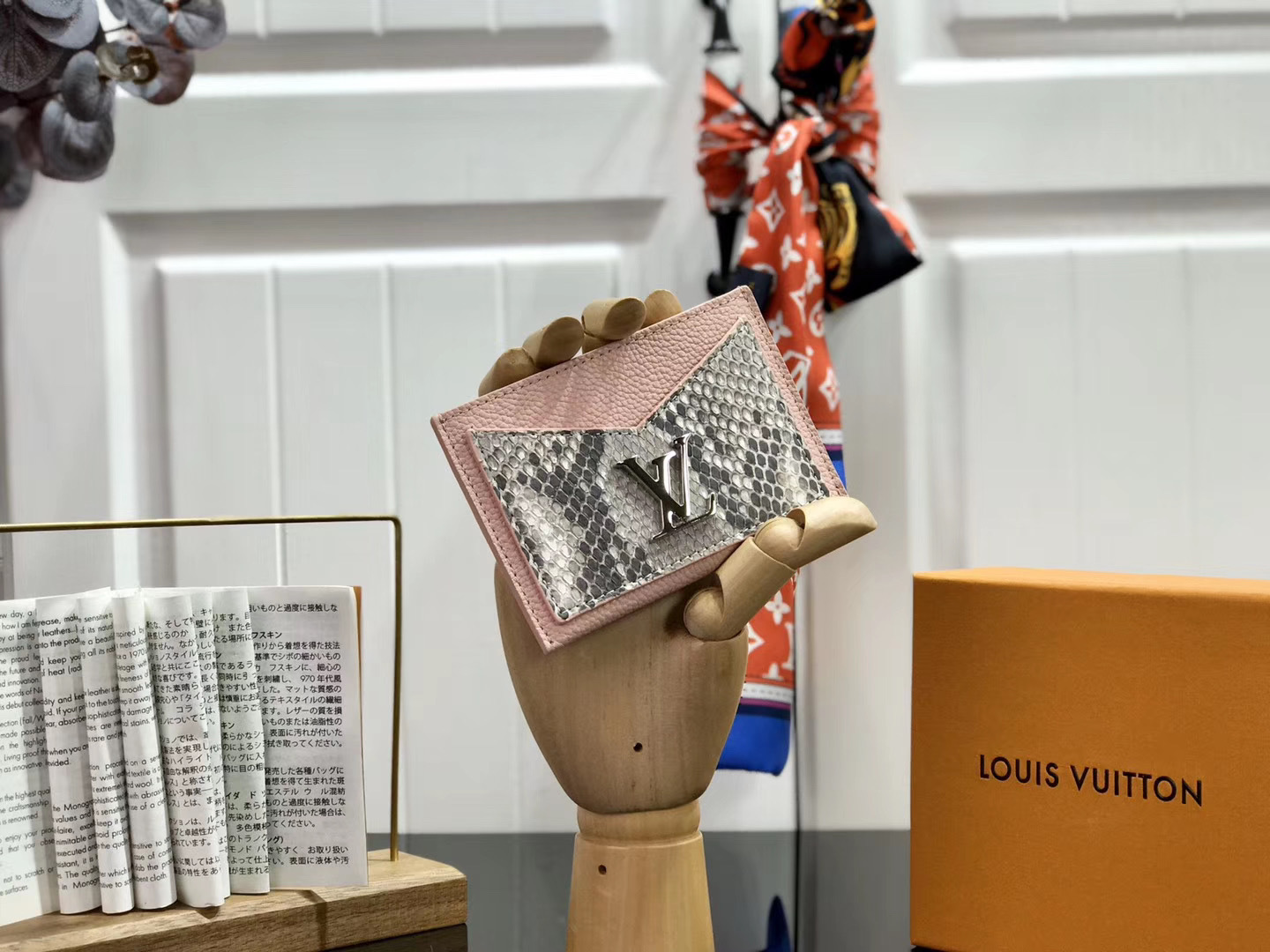 LV LOCKME CARD HOLDER N97001